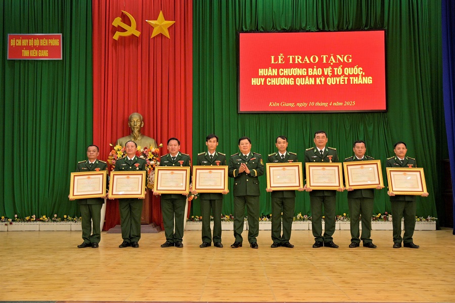 Trao Huân chương niên hạn cho các cá nhân trong Bộ đội Biên phòng tỉnh Kiên Giang