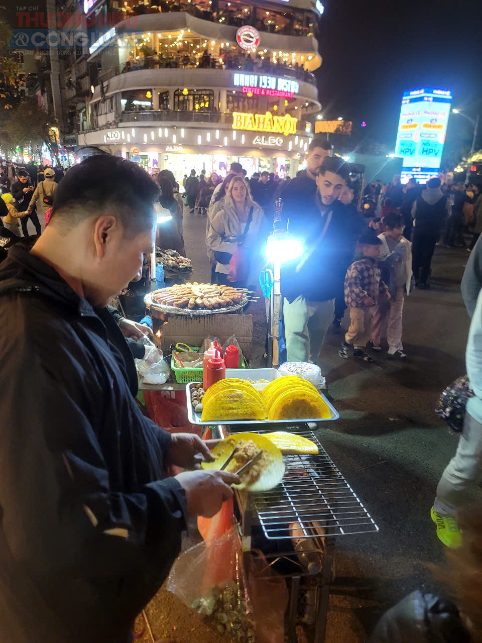 Chiếc bánh tráng được người bán chế biến khi không dùng găng tay bảo hộ. Ảnh: Ngọc Linh Chiếc bánh tráng được người bán chế biến khi không dùng găng tay bảo hộ. Ảnh: Ngọc Linh