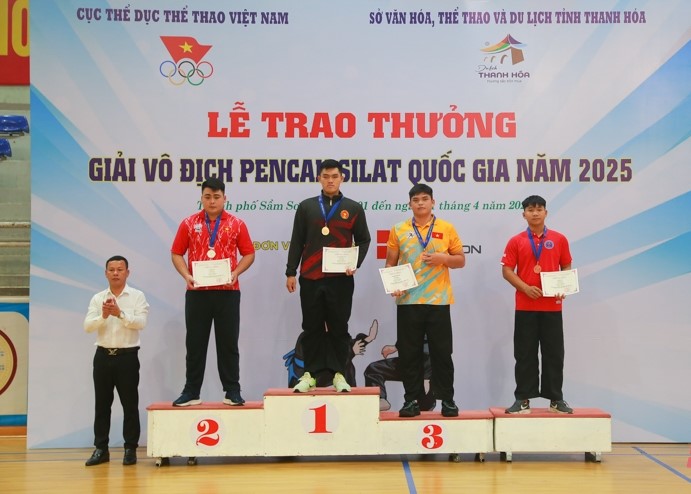 Ban Tổ chức trao huy chương và giấy chứng nhận cho các VĐV thi đấu hạng cân trên 110kg nam. Ban Tổ chức trao huy chương và giấy chứng nhận cho các VĐV thi đấu hạng cân trên 110kg nam.