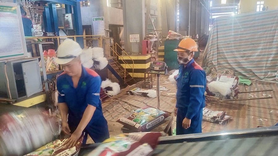 Công nhân đang thực hiện cân kiểm tra bước 2 trong quy trình kiểm tra 3 bước định lượng hàng đóng gói sẵn