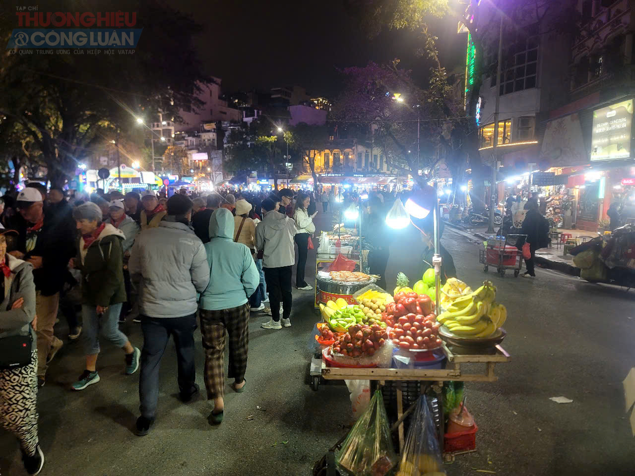 Thực phẩm không che đậy, bán sát lối đi lại, tiềm ẩn nguy cơ mất vệ sinh an toàn thực phẩm. Ảnh: Ngọc Linh Thực phẩm không che đậy, bán sát lối đi lại, tiềm ẩn nguy cơ mất vệ sinh an toàn thực phẩm. Ảnh: Ngọc Linh