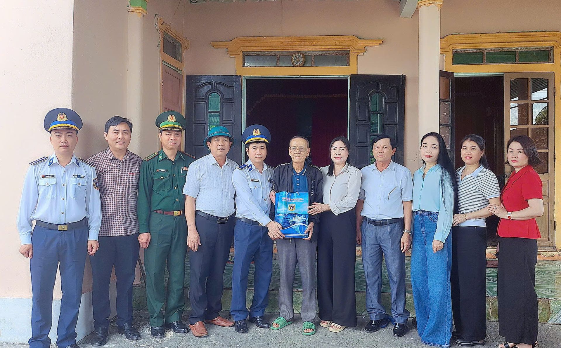 đơn vị đã trao tặng 100 lá cờ Tổ quốc, hàng chục phao áo cá nhân và 50 phần quà (1.000.000 đồng/suất) cho các hộ ngư dân có hoàn cảnh khó khăn đơn vị đã trao tặng 100 lá cờ Tổ quốc, hàng chục phao áo cá nhân và 50 phần quà (1.000.000 đồng/suất) cho các hộ ngư dân có hoàn cảnh khó khăn