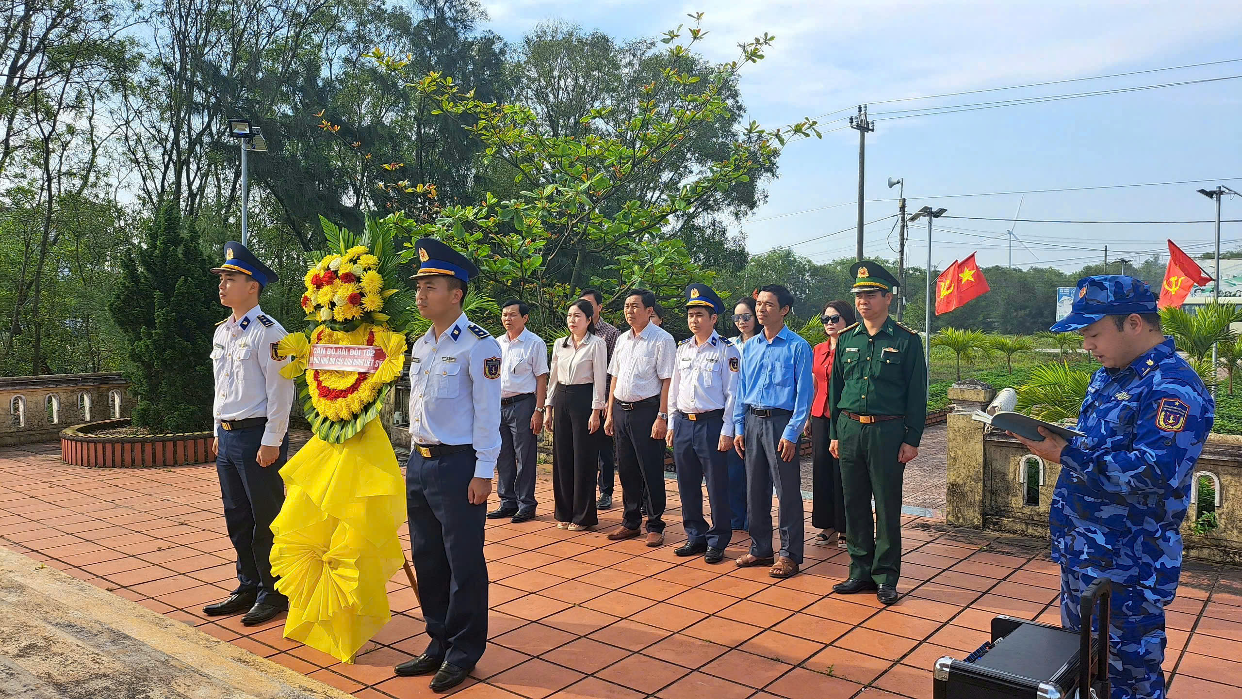 Đoàn công tác do Hải đội 102 chủ trì đã tổ chức dâng hương, dâng hoa tưởng niệm tại Nghĩa trang liệt sĩ huyện Lệ Thủy Đoàn công tác do Hải đội 102 chủ trì đã tổ chức dâng hương, dâng hoa tưởng niệm tại Nghĩa trang liệt sĩ huyện Lệ Thủy