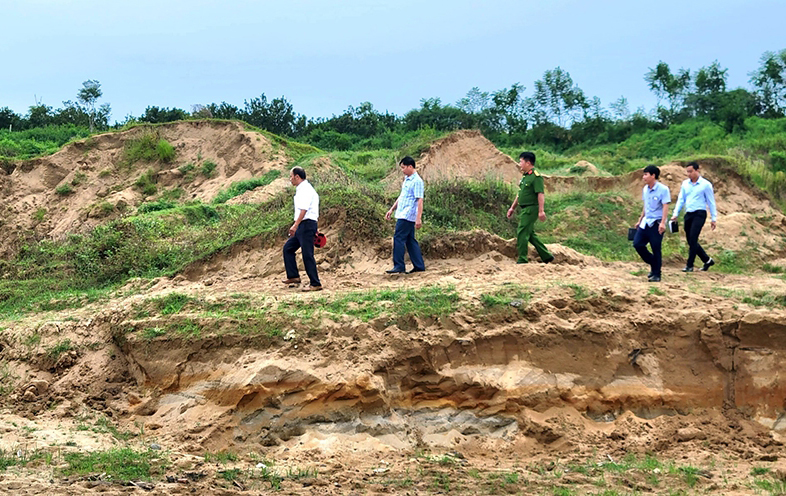Lực lượng Công an tuyên truyền, vận động Nhân dân tăng cường giám sát và tố giác hành vi khai thác khoáng sản trái phép Lực lượng Công an tuyên truyền, vận động Nhân dân tăng cường giám sát và tố giác hành vi khai thác khoáng sản trái phép