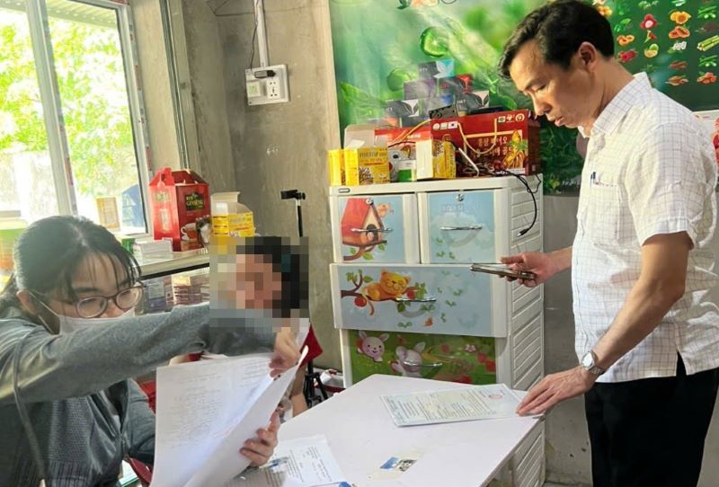 Lực lượng chức năng tiến hành lập biên bản sự việc tại cơ sở kinh doanh thực phẩm chức năng của bà Lê Thị Duy. Lực lượng chức năng tiến hành lập biên bản sự việc tại cơ sở kinh doanh thực phẩm chức năng của bà Lê Thị Duy.