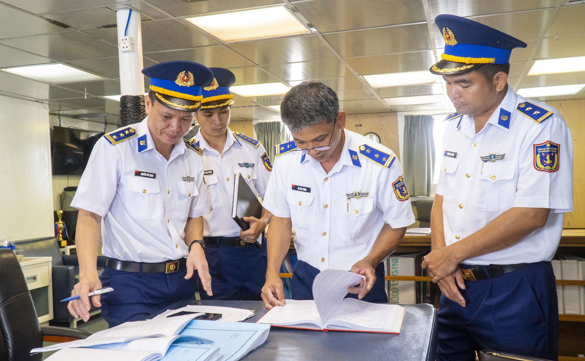 Đoàn công tác kiểm tra sổ sách, văn kiện trên tàu CSB 8021. Đoàn công tác kiểm tra sổ sách, văn kiện trên tàu CSB 8021.