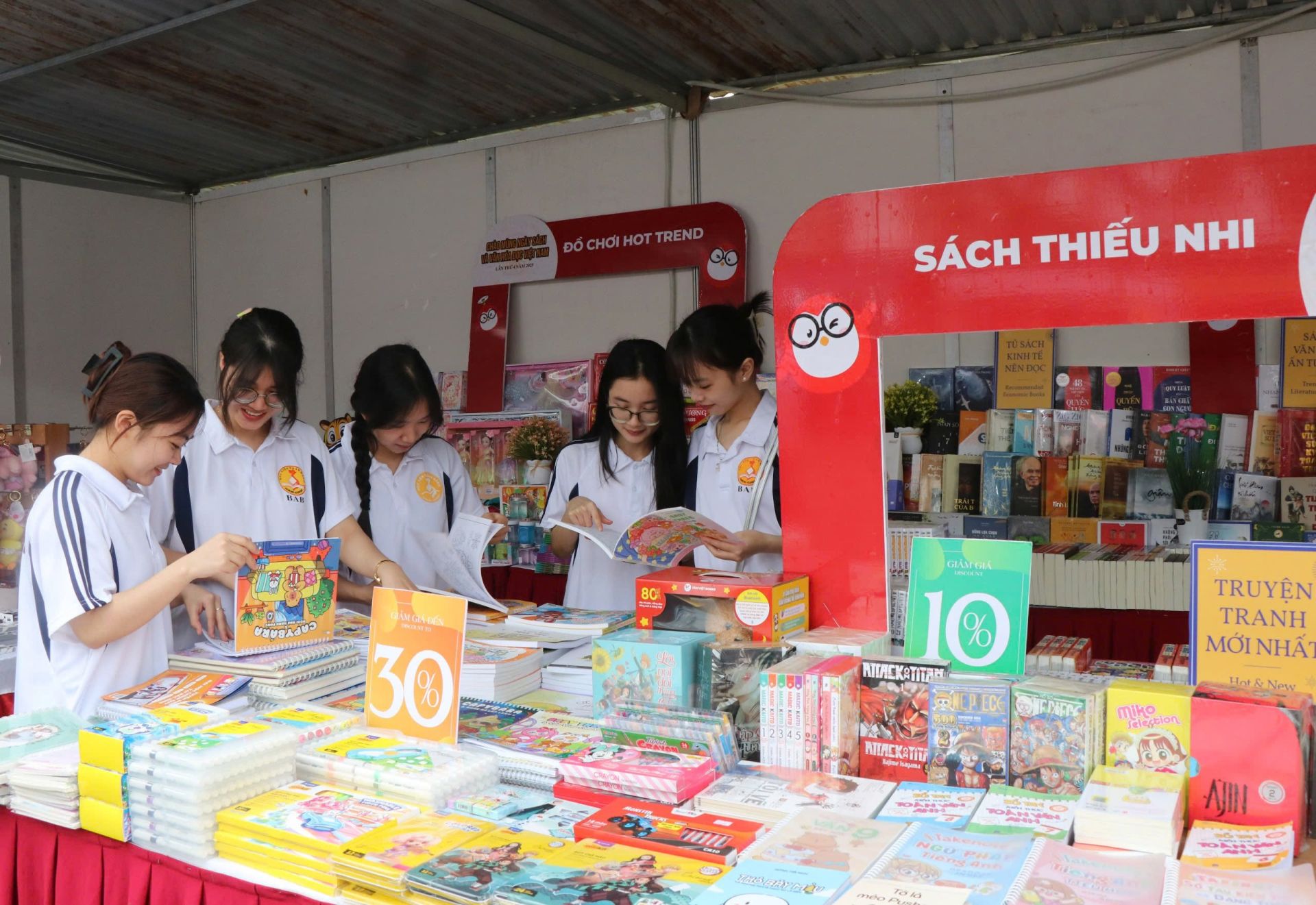 Học sinh hào hứng khám phá sách