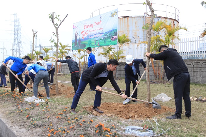 Cán bộ công nhân Công ty Nhiệt điện Mông Dương trồng cây xanh tạo cảnh quan môi trường xanh, sạch, đẹp. Ảnh: Lan Anh Cán bộ công nhân Công ty Nhiệt điện Mông Dương trồng cây xanh tạo cảnh quan môi trường xanh, sạch, đẹp. Ảnh: Lan Anh