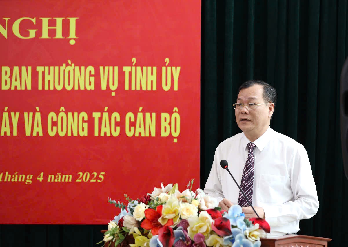 Đồng chí Phó Bí thư Thường trực Tỉnh ủy Lê Quốc Chỉnh phát biểu giao nhiệm vụ cho Báo Nam Định.