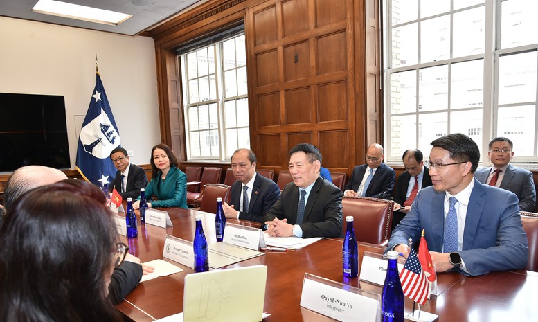 Phó Thủ tướng đề nghị Bộ Thương mại Hoa Kỳ phối hợp chặt chẽ với các bộ, ngành, cơ quan liên quan của Việt Nam trong quá trình đàm phán - Ảnh: VGP/Trần Mạnh Phó Thủ tướng đề nghị Bộ Thương mại Hoa Kỳ phối hợp chặt chẽ với các bộ, ngành, cơ quan liên quan của Việt Nam trong quá trình đàm phán - Ảnh: VGP/Trần Mạnh