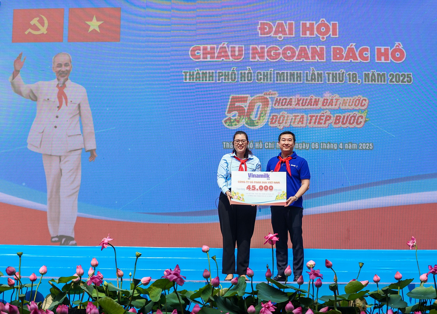 Ông Đỗ Thanh Tuấn, Giám đốc Đối ngoại Vinamilk, đã trao tặng món quà là 45.000 hộp sữa cho đại diện Hội đồng Đội TP.HCM trong chương trình “Đại hội cháu ngoan Bác Hồ” ngày 6/4