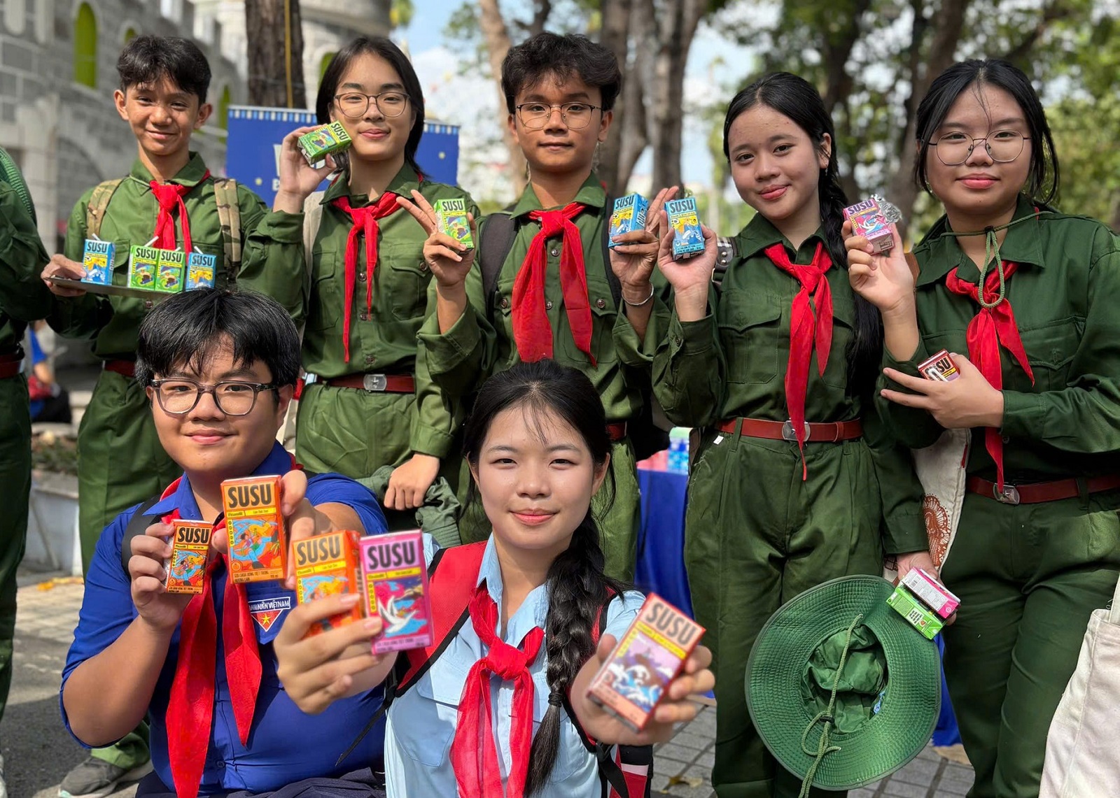 Những “cô, chú bội đội nhí” hào hứng chọn món sữa yêu thích sau khi tham gia các hoạt động của ngày hội