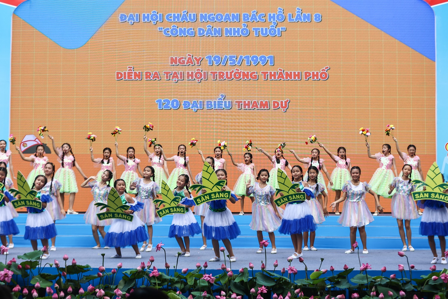 Thiếu nhi đồng diễn nhiều tiết mục với chủ đề “50 năm - Hoa xuân đất nước, đội ta tiếp bước”