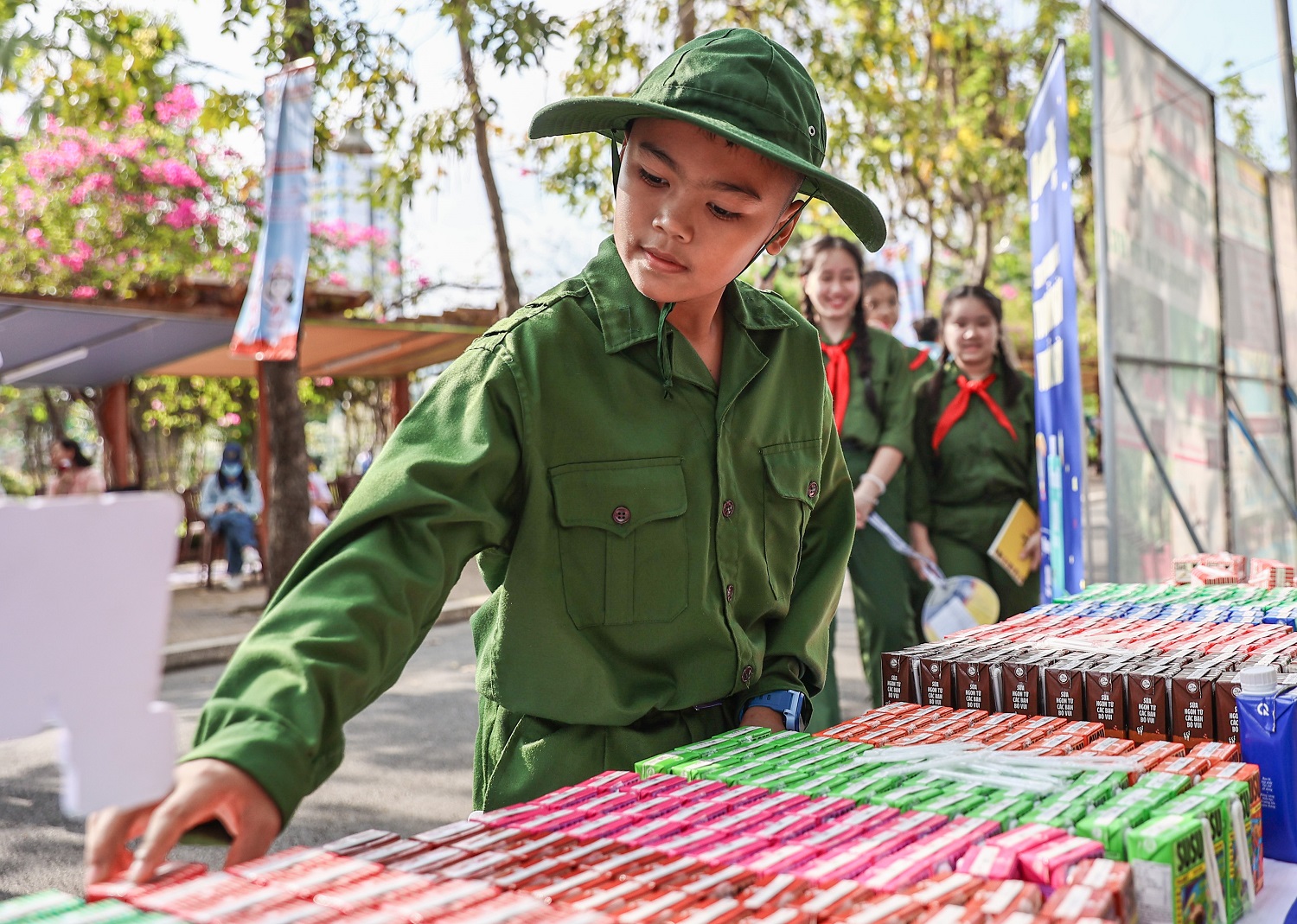 Các em được hóa thân thành nhiều lực lượng bộ đội tham gia chiến dịch Hồ Chí Minh lịch sử