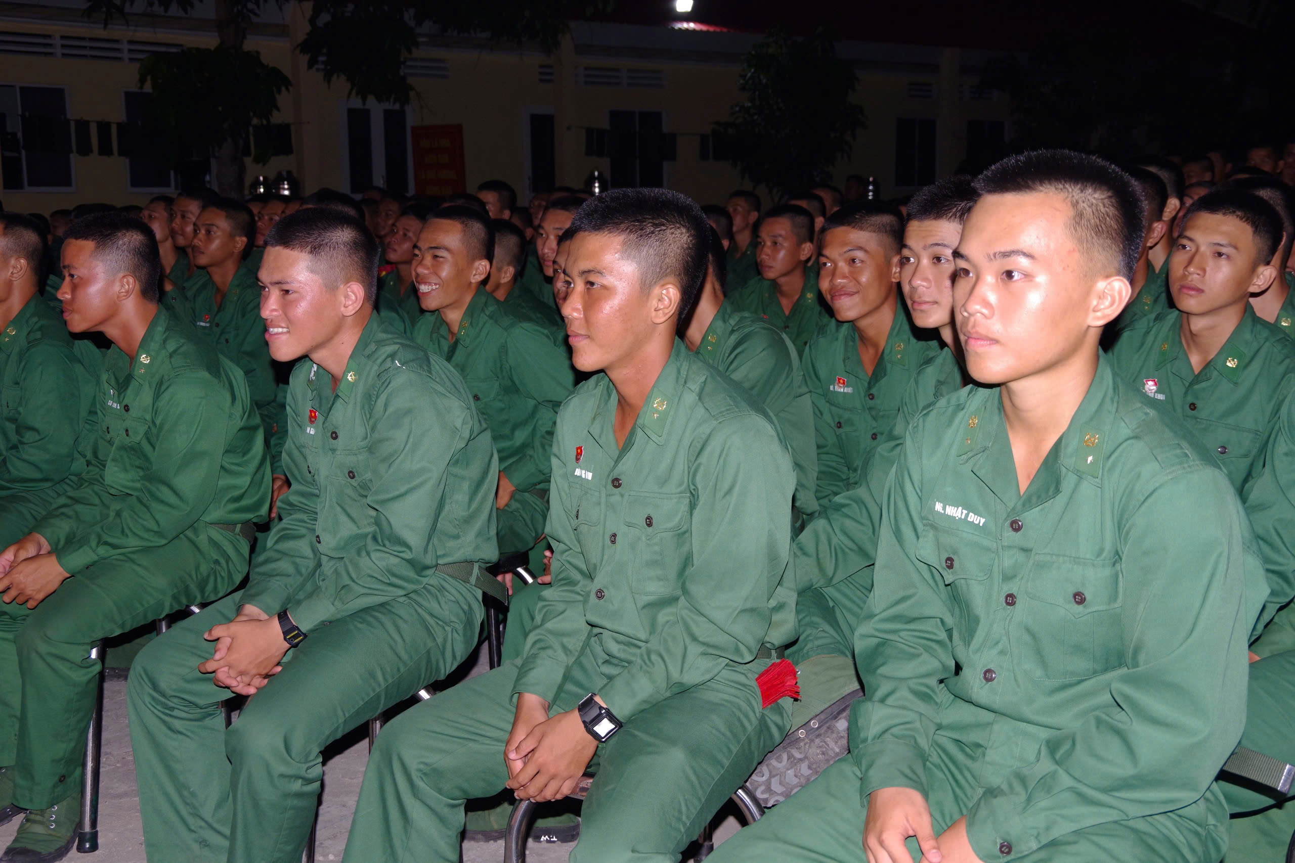 Cán bộ, chiến sĩ chăm chú thưởng thức vở kịch