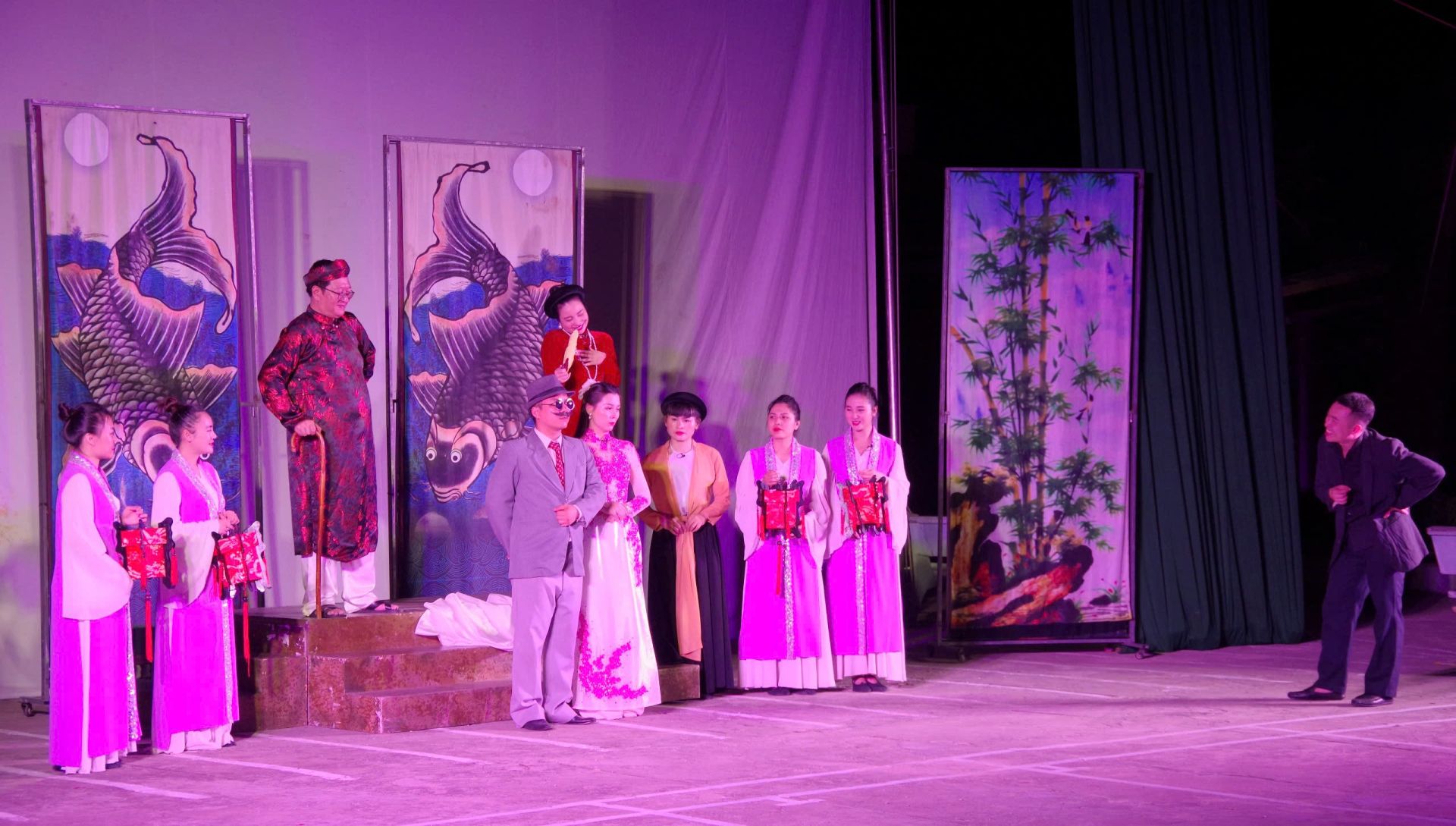 Một số hình ảnh vở kịch “Hoa khôi dạy chồng”