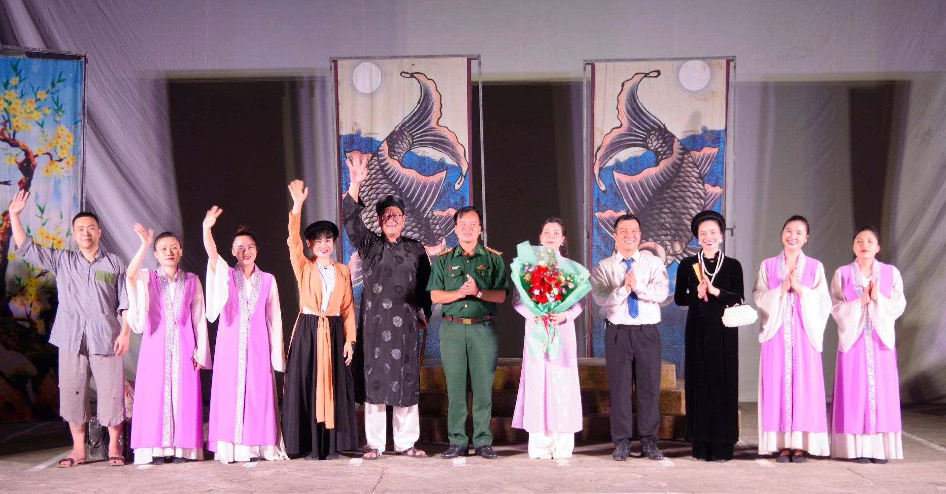 Đại tá Lê Hoàng Việt, Phó Chính ủy Bộ đội Biên phòng tỉnh An Giang tặng hoa cho các diễn viên