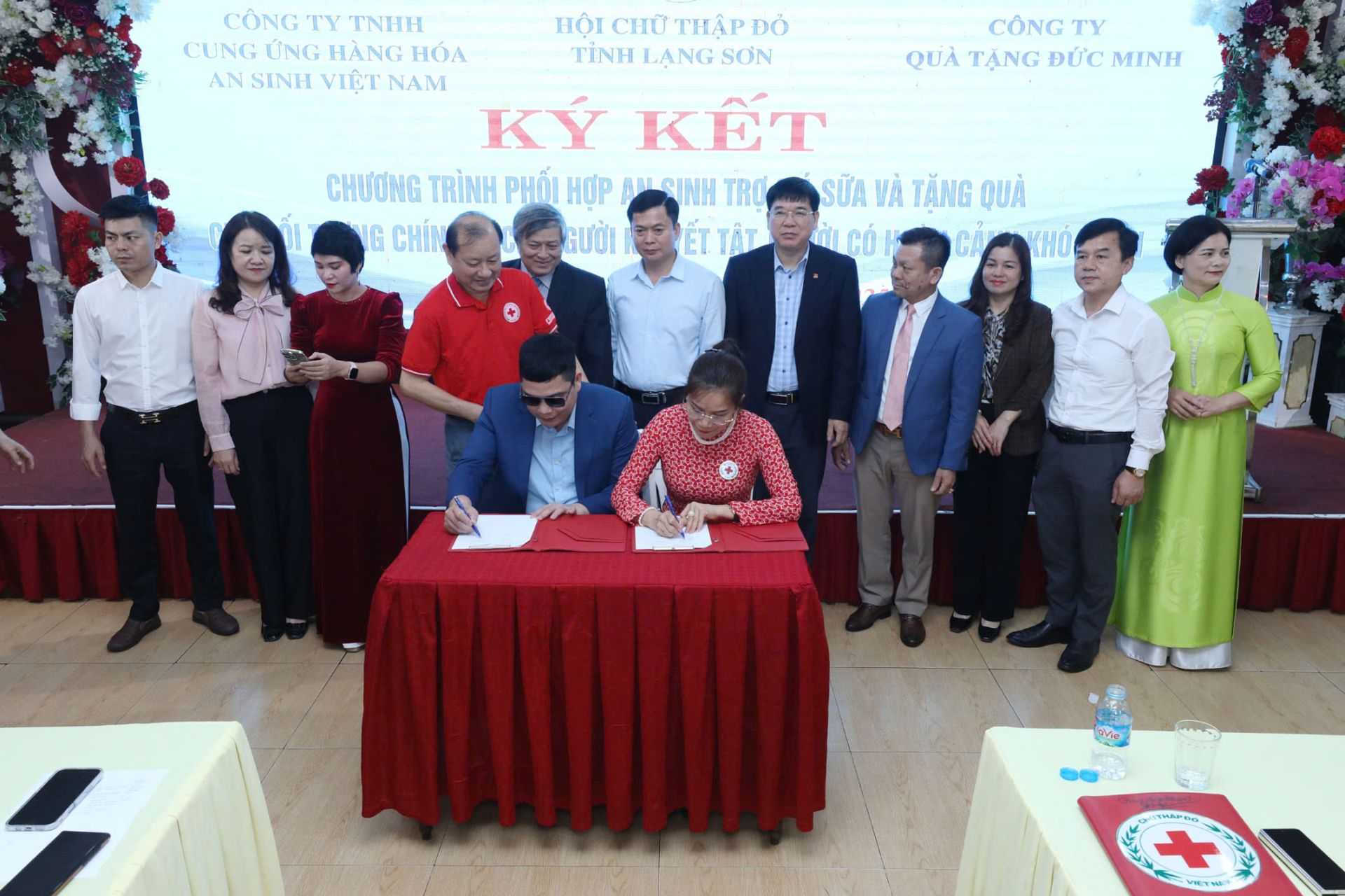 Đại diện Hội Chữ thập đỏ tỉnh Lạng Sơn và các công ty đối tác ký kết văn bản về chương trình phối hợp an sinh trợ giá sữa cho các đối tượng có thu nhập thấp trên địa bàn tỉnh Lạng Sơn (giai đoạn 2025 - 2026)