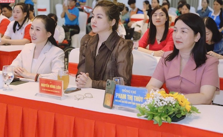 Chủ tịch Hội LHPN tỉnh Ngô Thị Hồng Hảo và các đại biểu dự chương trình giao lưu.