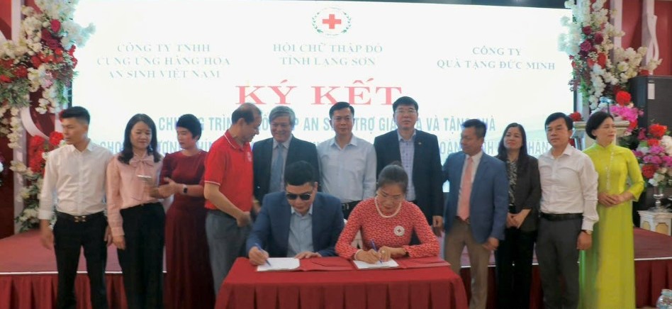 Đại diện Hội Chữ thập đỏ tỉnh và các công ty đối tác ký kết văn bản về chương trình phối hợp an sinh trợ giá sữa cho các đối tượng có thu nhập thấp trên địa bàn tỉnh (giai đoạn 2025 - 2026) Đại diện Hội Chữ thập đỏ tỉnh và các công ty đối tác ký kết văn bản về chương trình phối hợp an sinh trợ giá sữa cho các đối tượng có thu nhập thấp trên địa bàn tỉnh (giai đoạn 2025 - 2026)