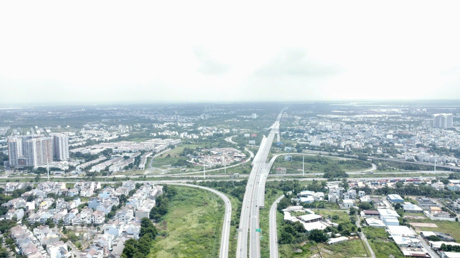 Hạ tầng khu vực phía Nam được đầu tư mạnh mẽ vừa là đòn bẩy thúc đẩy phát triển kinh tế - xã hội, vừa trở thành yếu tố then chốt thu hút dòng vốn đầu tư bất động sản. Hạ tầng khu vực phía Nam được đầu tư mạnh mẽ vừa là đòn bẩy thúc đẩy phát triển kinh tế - xã hội, vừa trở thành yếu tố then chốt thu hút dòng vốn đầu tư bất động sản.