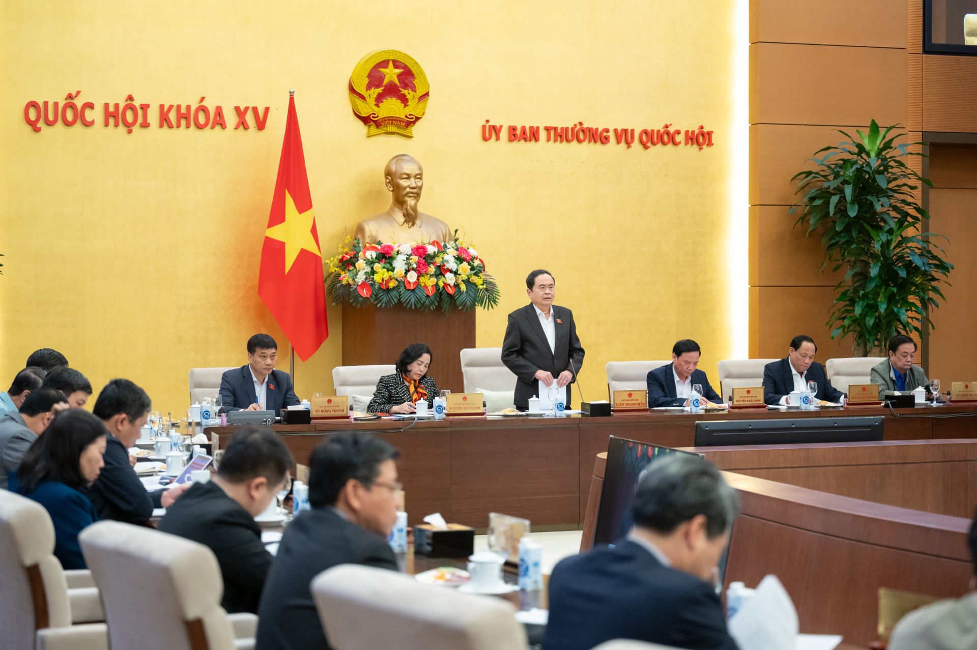 Cho ý kiến về sửa đổi Hiến pháp, thông qua nghị quyết về việc sắp xếp đơn vị hành chính