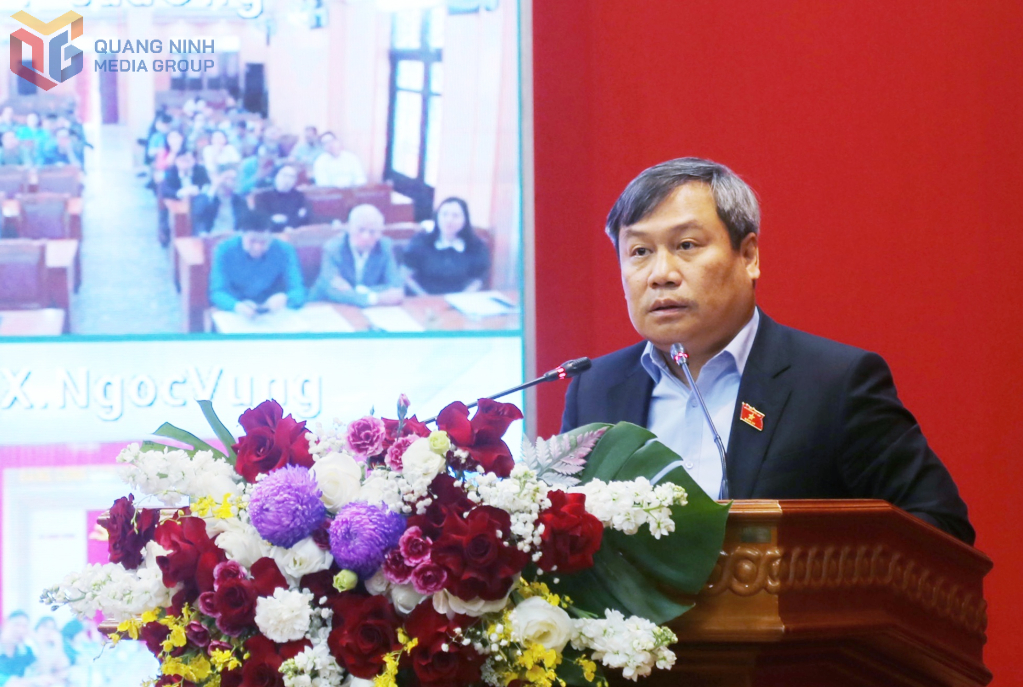 Ông Vũ Đại Thắng, Bí thư Tỉnh ủy, Trưởng Đoàn ĐBQH tỉnh Quảng Ninh, phát biểu tại buổi tiếp xúc cử tri.