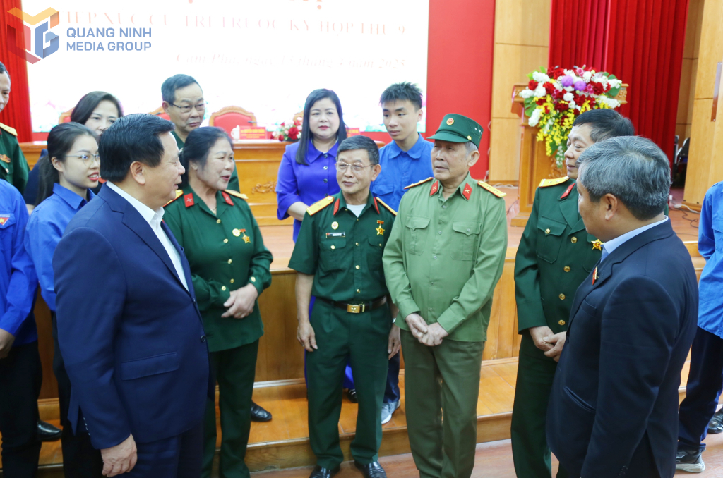 Các ĐBQH tỉnh trò chuyện với cử tri bên lề buổi tiếp xúc.