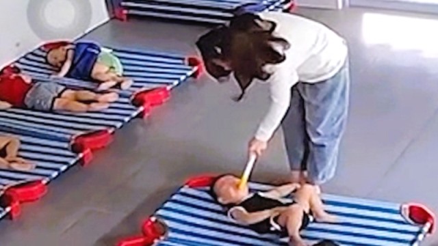 Hình ảnh bảo mẫu đánh đập, nhét vật cứng vào miệng trẻ 20 tháng tuổi Hình ảnh bảo mẫu đánh đập, nhét vật cứng vào miệng trẻ 20 tháng tuổi