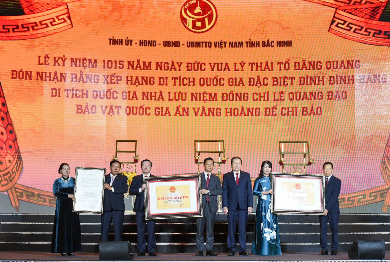 Chủ tịch Quốc hội Trần Thanh Mẫn trao Bằng xếp hạng Di tích Quốc gia đặc biệt Đình Đình Bảng; Di tích Quốc gia Nhà lưu niệm đồng chí Lê Quang Đạo; Bảo vật Quốc gia ấn vàng “Hoàng Đế Chi Bảo”.