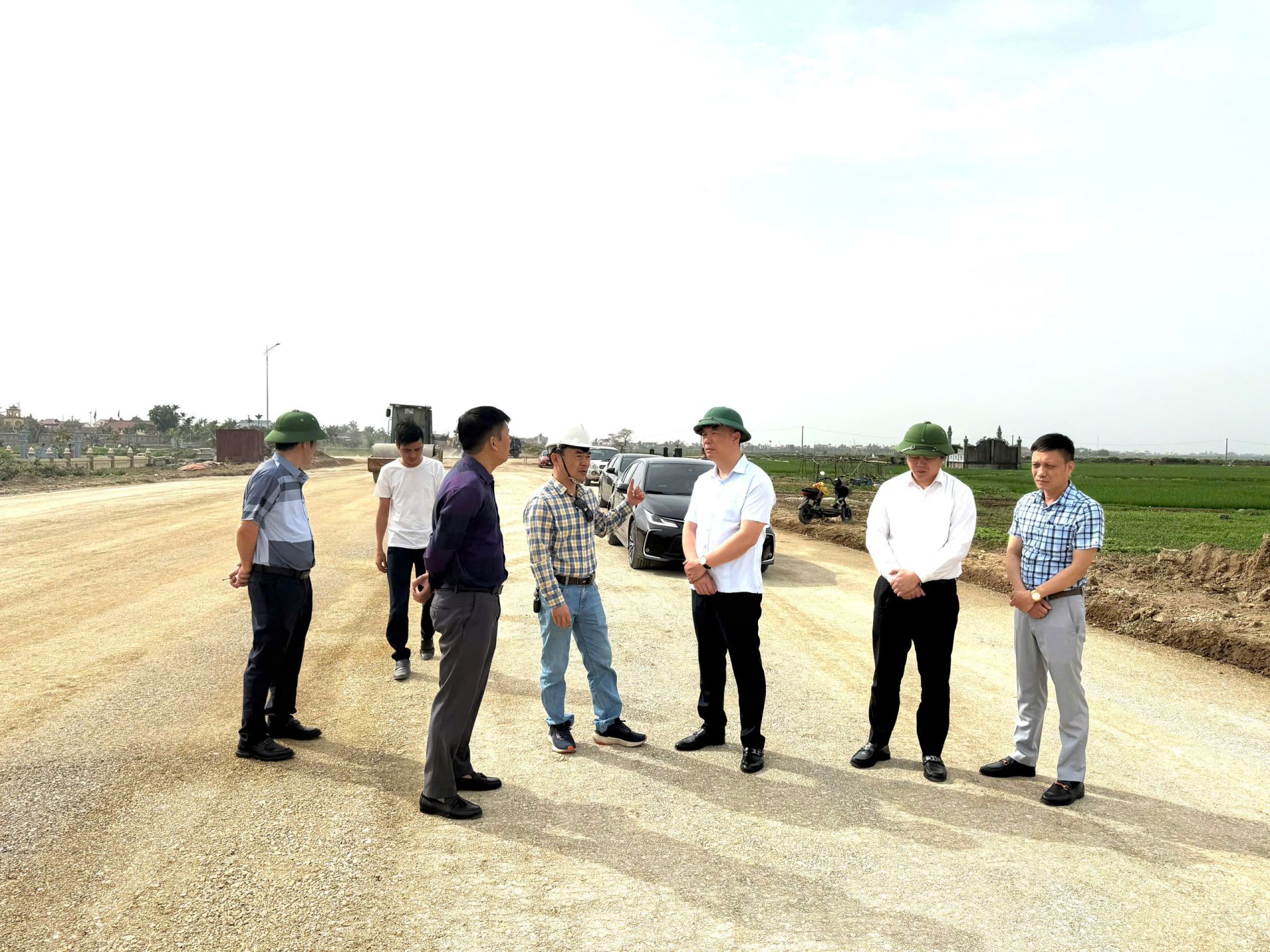 Đồng chí Bí thư Huyện ủy chỉ đạo các đơn vị chuyên môn của huyện đôn đốc nhà thầu thi công đẩy nhanh tiến độ đảm bảo chất lượng, kế hoạch đề ra Đồng chí Bí thư Huyện ủy chỉ đạo các đơn vị chuyên môn của huyện đôn đốc nhà thầu thi công đẩy nhanh tiến độ đảm bảo chất lượng, kế hoạch đề ra