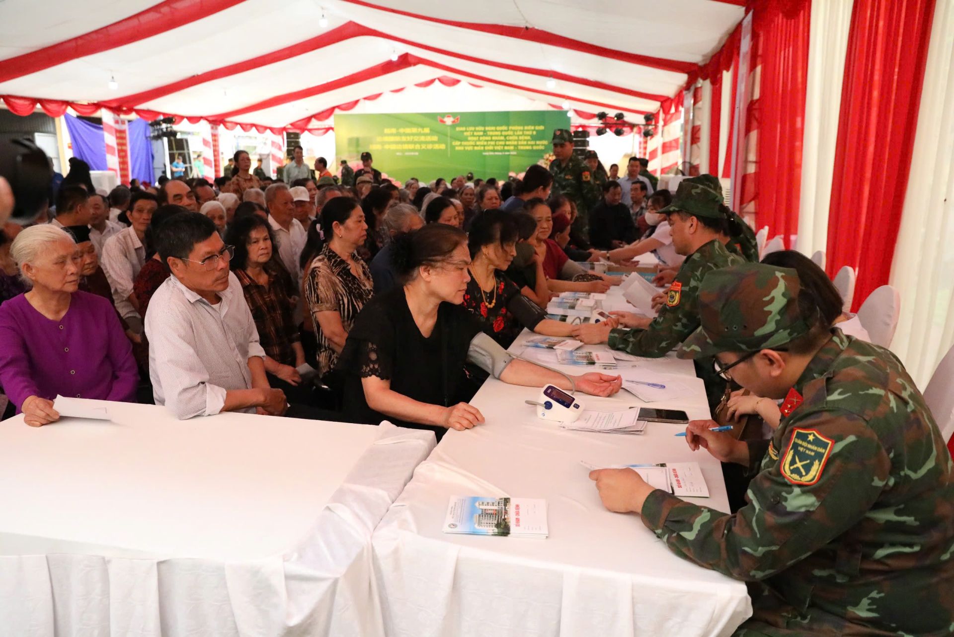 Đông đảo người dân trên địa bàn tham gia khám bệnh, được tư vấn, cấp thuốc miễn phí tại chương trình