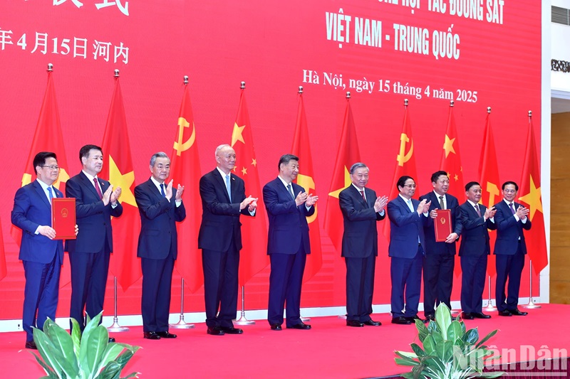 Các đồng chí lãnh đạo hai nước Việt Nam và Trung Quốc và các đại biểu thực hiện nghi thức khởi động Hành trình hợp tác đường sắt Việt Nam-Trung Quốc