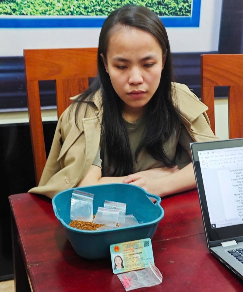 Đối tượng Nguyễn Thị Oanh cùng tang vật. Đối tượng Nguyễn Thị Oanh cùng tang vật.