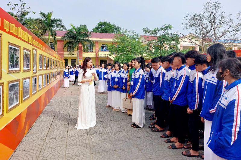 Triển lãm là cơ hội giáo dục lý tưởng cách mạng, truyền thống yêu nước, lòng tự hào dân tộc cho thế hệ trẻ. Triển lãm là cơ hội giáo dục lý tưởng cách mạng, truyền thống yêu nước, lòng tự hào dân tộc cho thế hệ trẻ.