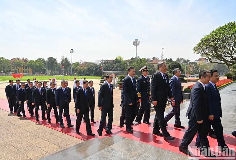 Các đại biểu vào Lăng viếng Chủ tịch Hồ Chí Minh. Các đại biểu vào Lăng viếng Chủ tịch Hồ Chí Minh.