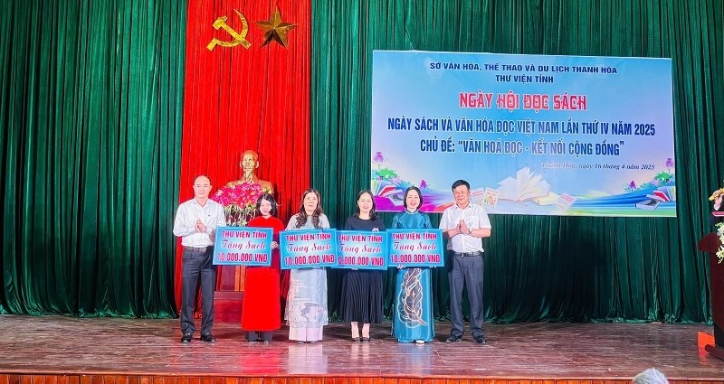 Đại diện lãnh đạo Sở Văn hóa, Thể thao và Du lịch và Thư viện tỉnh trao tặng sách cho các trường THCS, Tiểu học trên địa bàn TP Thanh Hóa.