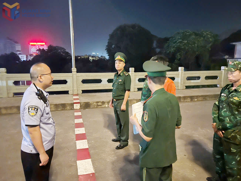 Đồn BPCK Quốc tế Móng Cái (Việt Nam) bàn giao công dân Vương Ái Thần cho Trạm Kiểm tra Biên phòng XNC Đông Hưng (Trung Quốc). Đồn BPCK Quốc tế Móng Cái (Việt Nam) bàn giao công dân Vương Ái Thần cho Trạm Kiểm tra Biên phòng XNC Đông Hưng (Trung Quốc).