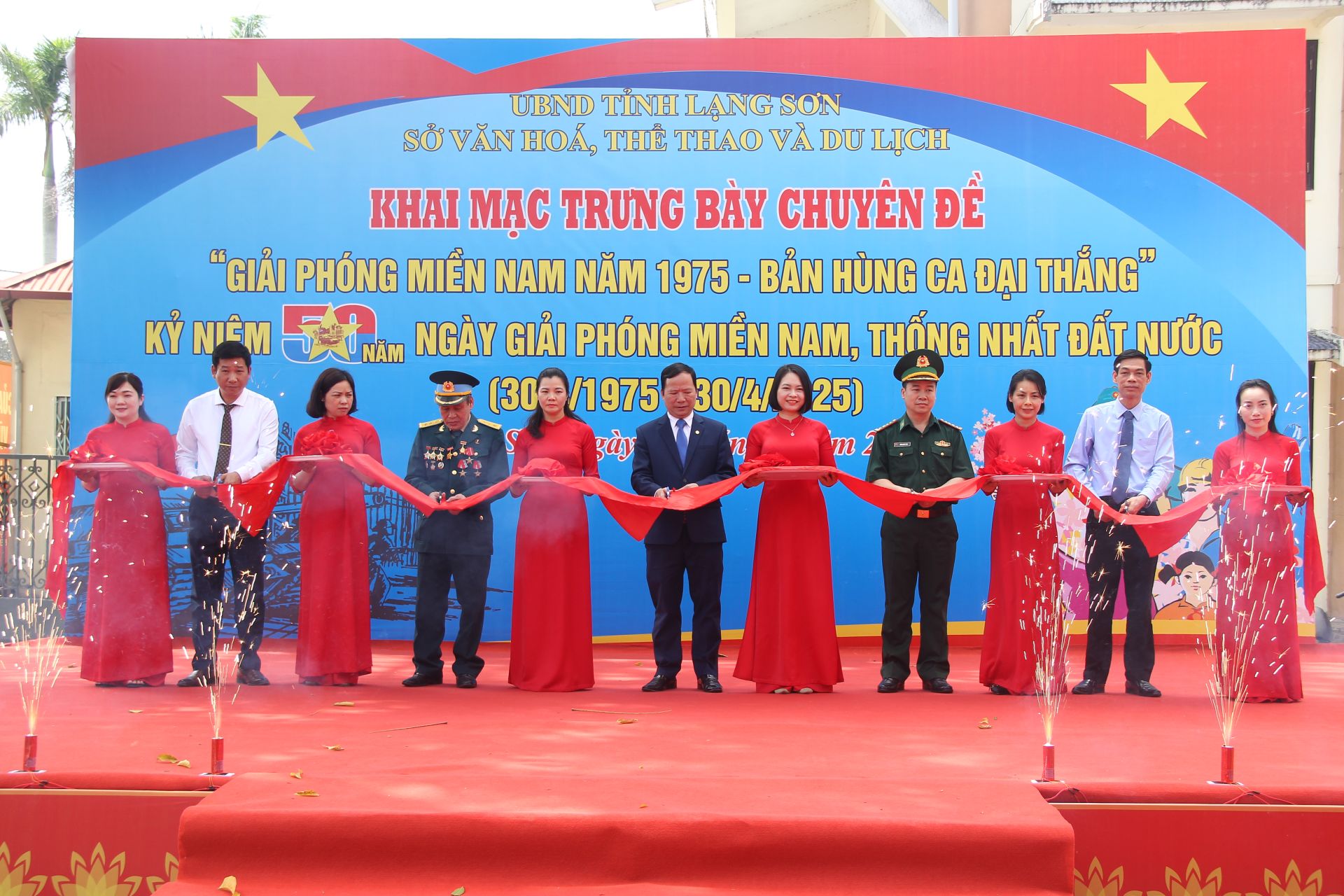 Các đại biểu cắt băng khai mạc triển lãm