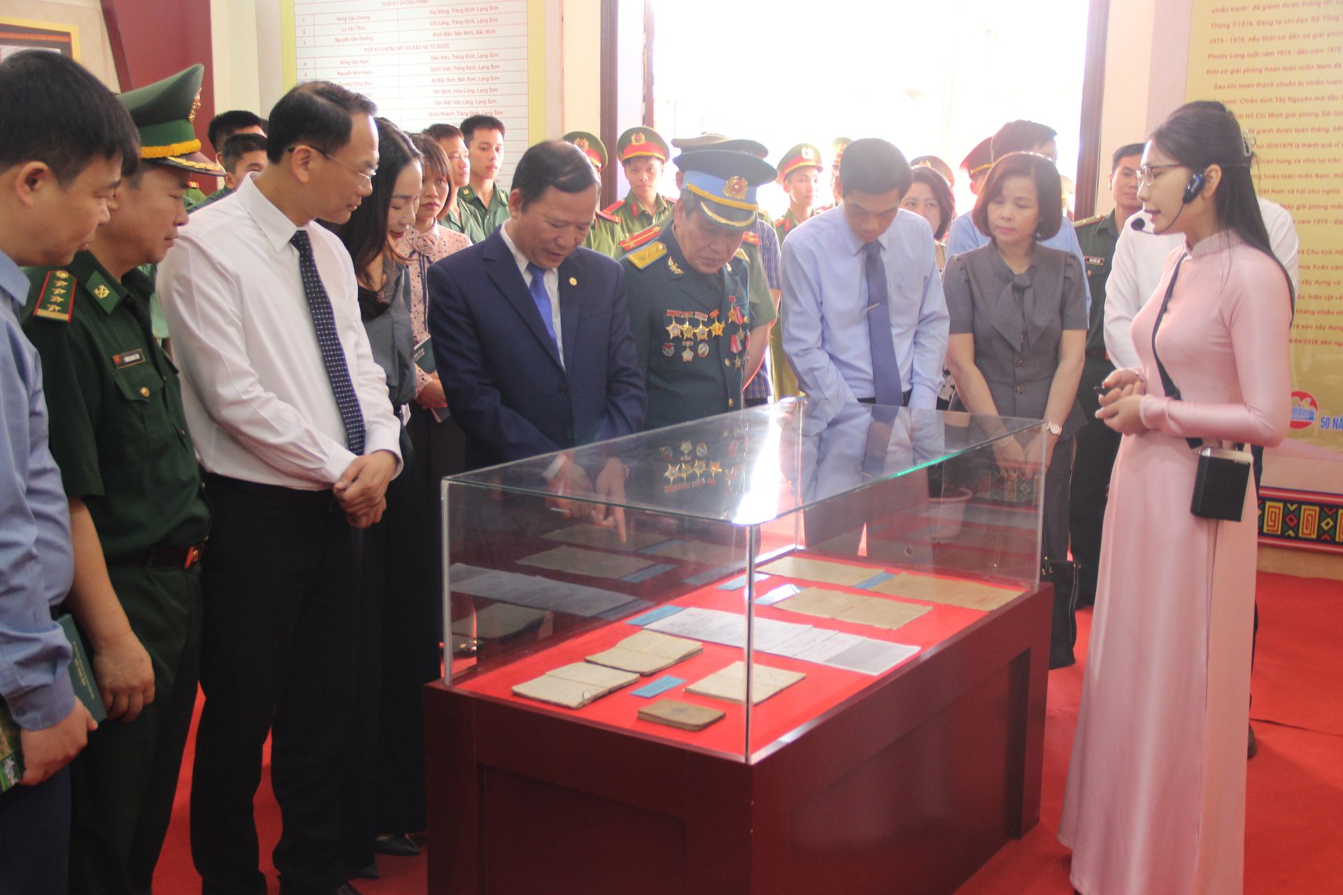 Các đại biểu tham quan triển lãm