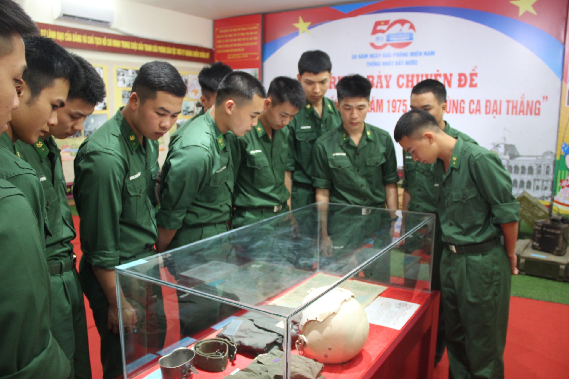 Cán bộ, chiến sĩ thuộc Bộ Chỉ huy Bộ đội Biên phòng tỉnh Lạng Sơn tham quan, tìm hiểu thông tin các hiện vật trưng bày tại triển lãm