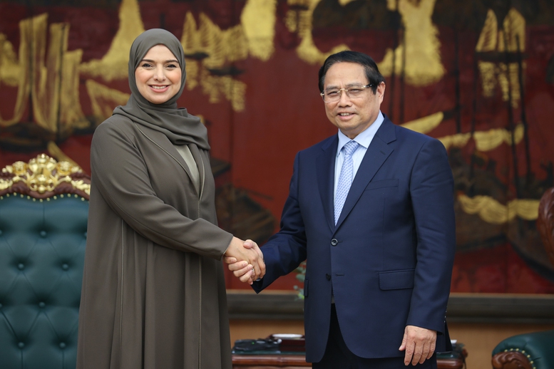 Thủ tướng Phạm Minh Chính và Bộ trưởng Biến đổi khí hậu và Môi trường UAE Amna bint Abdullah Al Dahak - Ảnh: VGP/Nhật Bắc