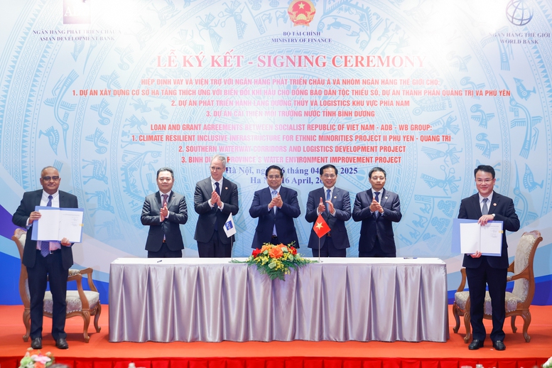 Thủ tướng Phạm Minh Chính chứng kiến Lễ ký kết các hiệp định vay và viện trợ, với tổng trị giá tương đương 400 triệu USD của WB và ADB. Ảnh VGP/Nhật Bắc.
