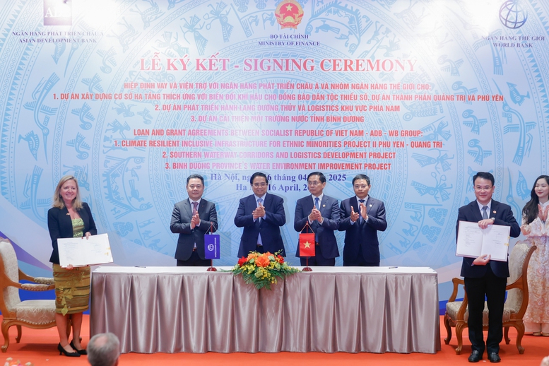hủ tướng Phạm Minh Chính chứng kiến Lễ ký kết các hiệp định vay và viện trợ, với tổng trị giá tương đương 400 triệu USD của WB và ADB - Ảnh: VGP/Nhật Bắc