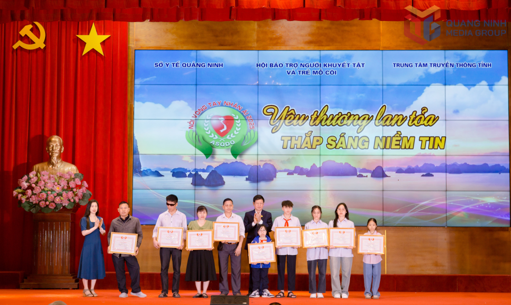 Lãnh đạo Hội Bảo trợ NKT&TMC Việt Nam tặng bằng khen cho người khuyết tật, trẻ mồ côi tiêu biểu tỉnh Quảng Ninh năm 2024.