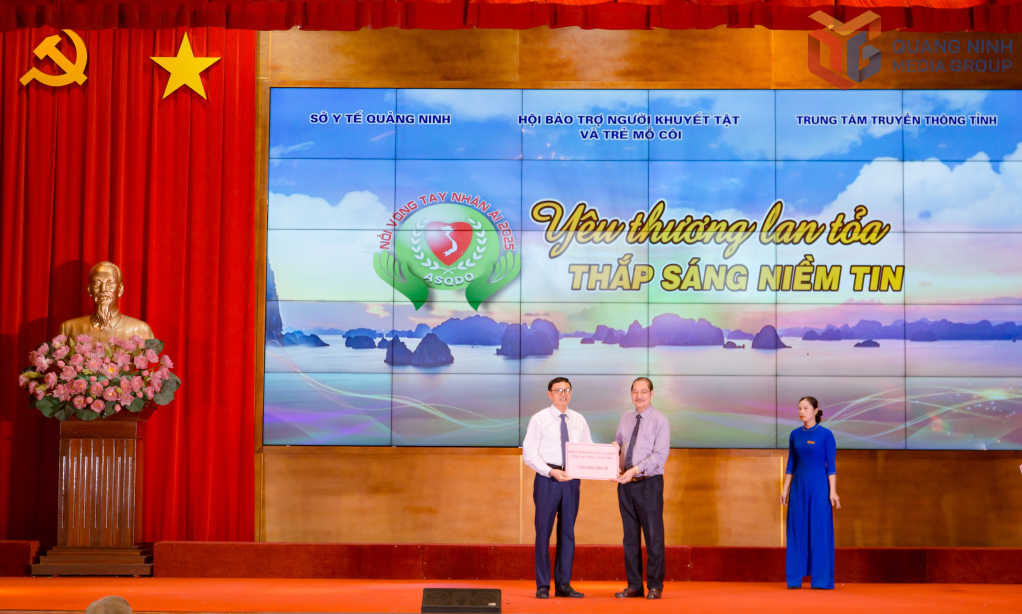 Ông Lãnh Thế Vinh, Chủ tịch Hội Bảo trợ NKT&TMC tỉnh Quảng Ninh tiếp nhận ủng hộ từ các đơn vị, cá nhân trong và ngoài tỉnh.