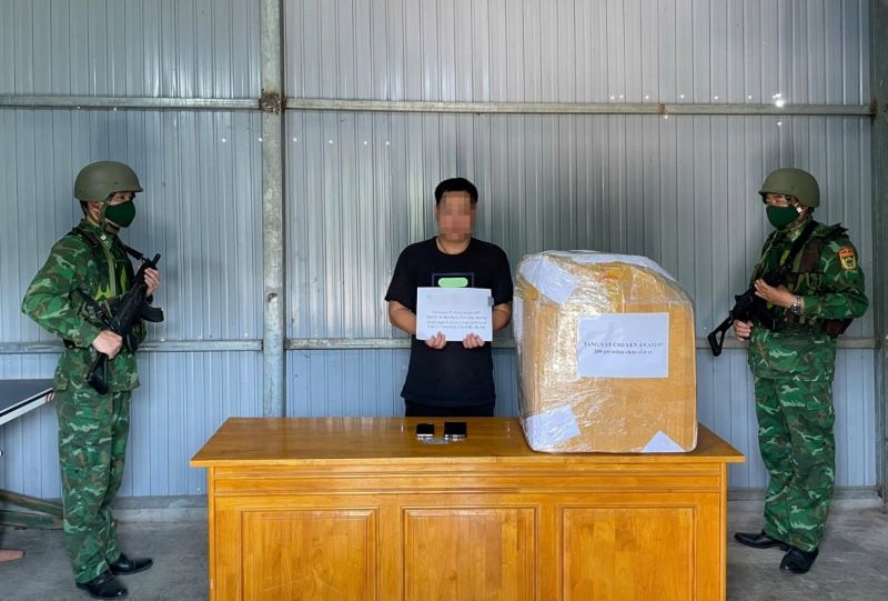 Lực lượng chức năng bắt giữ 1 đối tượng, thu giữ 12kg cần sa khô.