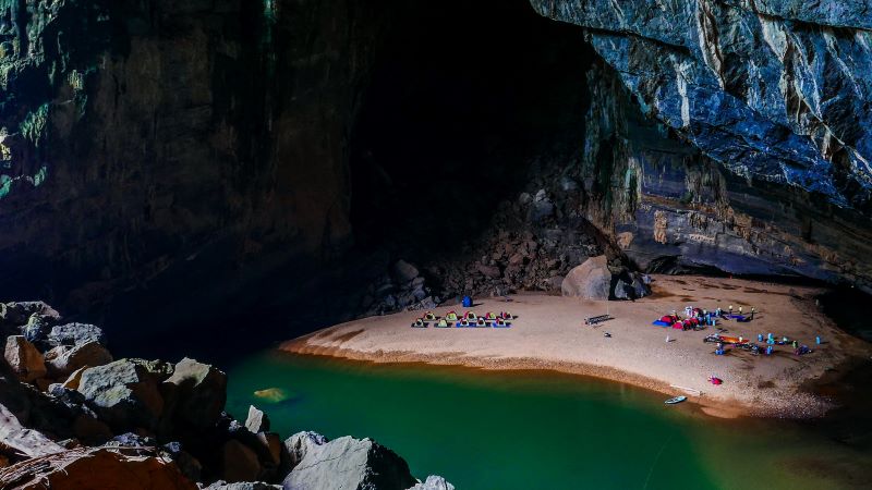 Bên trong hang Én có bố trí khu vực cắm trại để du khách lấy sức chinh phục hành trình. Bên trong hang Én có bố trí khu vực cắm trại để du khách lấy sức chinh phục hành trình.