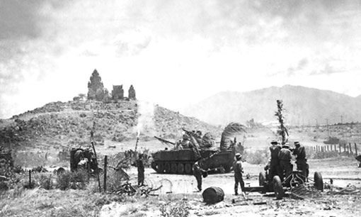 Xe tăng và pháo của quân giải phóng truy kích quân địch tại cửa ngõ vào sân. Ảnh Tư liệu.