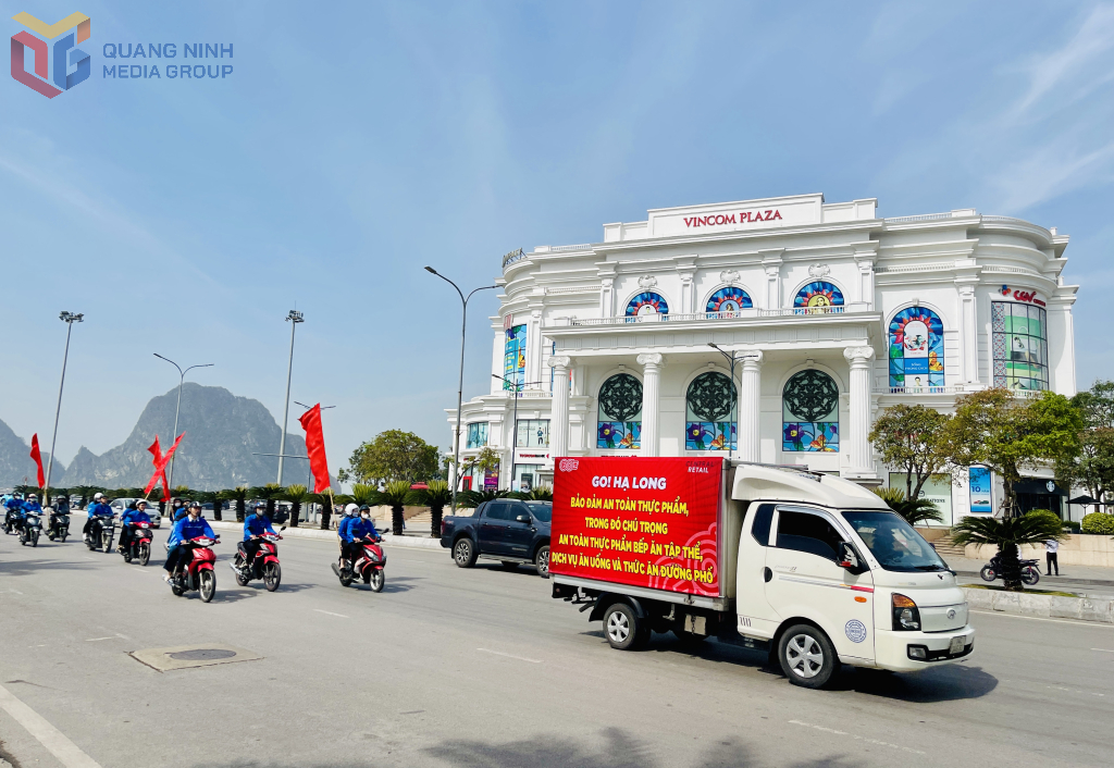 Lực lượng chức năng và đoàn viên thanh niên TP Hạ Long diễu hành, tuyên truyền về ATTP trên các tuyến đường phố chính của TP Hạ Long.